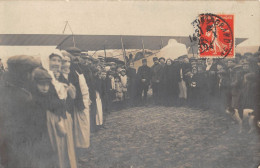 CPA 51 AVIZE / CARTE PHOTO D'UN ATTERISSAGE D'AVION / AVEC LES PILOTES ET LA FOULE - Andere & Zonder Classificatie