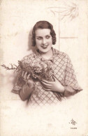 FANTAISIE - Femme - Portrait D'une Femme Avec Un Bouquet -  Carte Postale Ancienne - Femmes