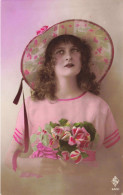 FANTAISIE - Femme - Portrait D'une Femme Portant Un Chapeau Rose - Colorisé-  Carte Postale Ancienne - Frauen