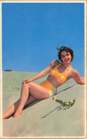CARTE PHOTO - Femme En Bikini Jaune à La Plage -  Carte Postale Ancienne - Photographie