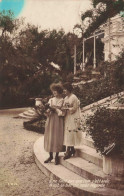 CARTE PHOTO - Portrait De Deux Femmes Sur Le Perron D'une Maison - Colorisé - Carte Postale Ancienne - Photographie