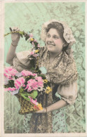 CARTE PHOTO - Portrait D'une Femme Tenant Un Panier De Fleurs - Colorisé - Carte Postale Ancienne - Photographie