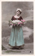 CARTE PHOTO - Portrait D'une Femme Tenant Un Panier D'œufs - Colorisé - Carte Postale Ancienne - Photographie