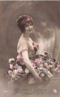 FÊTES VOEUX - Heureux Anniversaire - Femme Avec Un Panier De Fleurs - Colorisé - Carte Postale Ancienne - Geburtstag