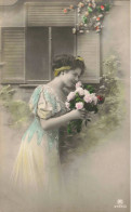 FANTAISIE - Femme En Tenue De Bal Tenant Un Bouquet De Roses - Colorisé - Carte Postale Ancienne - Women