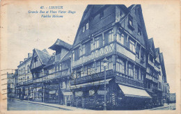 Lisieux * Grande Rue Et Place Victor Hugo * Les Vieilles Maisons * Fabrique De Grands Magasins De Chaussures - Lisieux