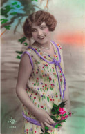 FANTAISIE - Femme Souriante Tenant  Des Fleurs - Colorisé - Carte Postale Ancienne - Femmes