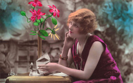 FANTAISIE - Femme Souriante écrivant Une Lettre - Colorisé - Carte Postale Ancienne - Femmes