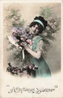 FANTAISIE -  Femme Tenant Un Bouquet De Roses - Colorisé -  Carte Postale Ancienne - Women