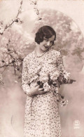 FANTAISIE -  Femme Tenant Des Fleurs - Colorisé -  Carte Postale Ancienne - Femmes