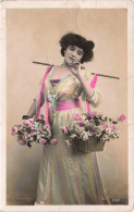 FANTAISIE -  Femme Tenant Un Panier De Fleurs à Chaque Bras -  Carte Postale Ancienne - Femmes