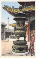 JAPON - Homme Face A Un Grand Bronze - Art Japonnais - Bronze Incense Burner - Lama Temple - Carte Postale Ancienne - Autres & Non Classés