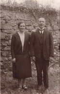 CARTE PHOTO - Portrait D'un Couple - Homme Aveugle -  Carte Postale Ancienne - Photographie
