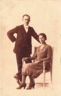 CARTE PHOTO - Portrait D'un Couple - Femme Assise Sur Une Chaise -  Carte Postale Ancienne - Photographie