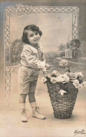 ENFANT - Un Petit Garçon Montrant Un Panier De Fleurs Du Doigt -  Carte Postale Ancienne - Abbildungen