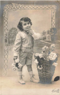 ENFANT - Un Petit Garçon Tenant Des Fleurs -  Carte Postale Ancienne - Abbildungen