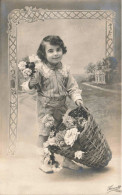 ENFANT - Un Petit Garçon Tenant Des Fleurs -  Carte Postale Ancienne - Abbildungen