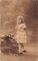 ENFANT - Portrait - Une Petite Fille Jouant Avec Des Oiseaux En Cage -  Carte Postale Ancienne - Grupo De Niños Y Familias