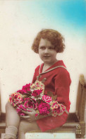 ENFANT - Une Petite Fille Tenant Un Bouquet De Roses - Colorisé -  Carte Postale Ancienne - Groepen Kinderen En Familie