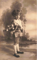 Enfants -  Portrait D'une Petite Fille Tenant Des Roses Séchées -  Carte Postale Ancienne - Abbildungen