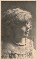 Enfants - Portrait D'une Petite Fille Avec Un Collier De Perles -   Carte Postale Ancienne - Abbildungen