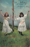 Enfants - Portrait - Deux Petites Filles Jouant à La Ronde - Fleurs - Carte Postale Ancienne - Gruppen Von Kindern Und Familien