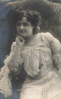 PHOTOGRAPHIE - Une Femme Ronde Aux Cheveux Courts - Carte Postale Ancienne - Photographie