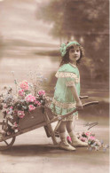 Enfants - Portrait D'une Petite Fille Tirant Une Brouette De Fleurs - Carte Postale Ancienne - Abbildungen