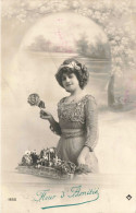 FÊTES - Fleurs D'Amitiés - Femme Tenant Une Fleur -  Carte Postale Ancienne - Andere & Zonder Classificatie