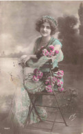 FANTAISIE - Femme - Femme Assise Sur Une Chaise Avec Des Roses - Colorisé -  Carte Postale Ancienne - Women