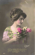 FÊTES & VOEUX -Heureux Anniversaire - Femme Tenant Des Roses - Colorisé -  Carte Postale Ancienne - Anniversaire