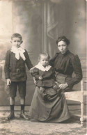 CARTE PHOTO - Portrait De Famille - Une Femme Avec Ses Fils -  Carte Postale Ancienne - Photographs