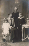 CARTE PHOTO - Portrait De Famille - Des Parents Avec Leurs Deux Enfants -  Carte Postale Ancienne - Photographs