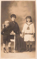 CARTE PHOTO - Portrait De Famille - Une Femme Avec Ses Enfants - Carte Postale Ancienne - Photographie