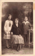 CARTE PHOTO - Portrait De Famille - Une Femme Avec Ses Enfants - Carte Postale Ancienne - Photographs