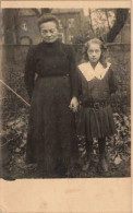 CARTE PHOTO - Portrait De Famille - Une Grand Mère Et Sa Petite Fille - Carte Postale Ancienne - Photographie