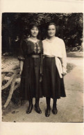 CARTE PHOTO - Deux Amies Prises En Photo Dans Un Parc - Carte Postale Ancienne - Photographs