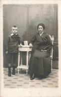 CARTE PHOTO - Portrait De Famille - Une Mère Et Son Fils - Carte Postale Ancienne - Photographie