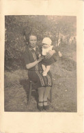 CARTE PHOTO - Portrait De Famille - Une Mère Et Son Fils Dans Leur Jardin - Carte Postale Ancienne - Photographie