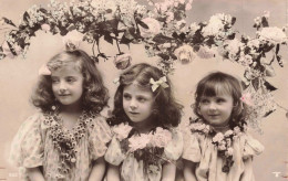 ENFANTS - Trois Soeurs Sous Un Arc De Fleurs - Carte Postale Ancienne - Portraits