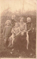 CARTE PHOTO - Portrait De Famille - Une Famille Nombreuse - Carte Postale Ancienne - Photographie