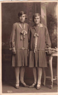 CARTE PHOTO - Portrait De Famille - Deux Soeurs - Carte Postale Ancienne - Photographs