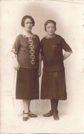 CARTE PHOTO - Portrait De Famille - Deux Soeurs - Carte Postale Ancienne - Photographie