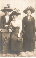 CARTE PHOTO - Portrait De Famille - Une Mère Et Ses Deux Filles Portant Des Chapeaux à Fleurs - Carte Postale Ancienne - Photographie