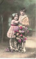 ENFANTS - Portrait - Deux Enfants Dans U Jardin Avec Des Fleurs - Colorisé - Carte Postale Ancienne - Portraits