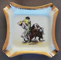 Scène De Corrida Avec Torero, Muleta Et Taureau Sur Petit Cendrier - Au Dos Signature Avec Palette à Identifier - Andere & Zonder Classificatie