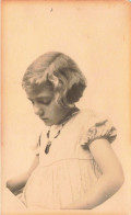 ENFANTS - Portrait -une Petite Fille Penchée -  Carte Postale Ancienne - Portraits