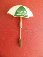 Epinglette -, Broche Dorée Email EGF - Parfum - Trophée Lancome - Parapluie - Brochen