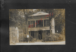 MILITARIA CARTE PHOTO MILITAIRE 92 SURESNES POSTE DE GENDARMERIE À CACHET PERLÉ HOUÉCOURT VOSGES  . - Police & Gendarmerie