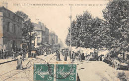 CPA 42 LE CHAMBON FEUGEROLLES / RUE GAMBETTA / UN JOUR DE MARCHE - Le Chambon Feugerolles